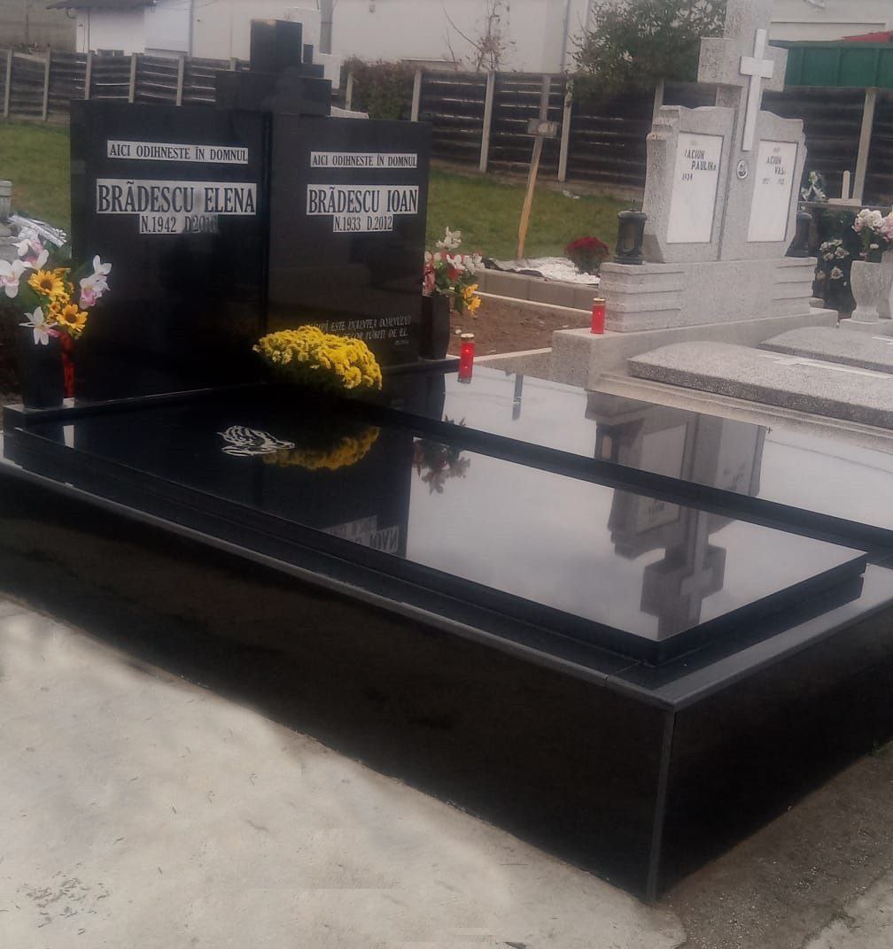 Monument negru cu inscripții