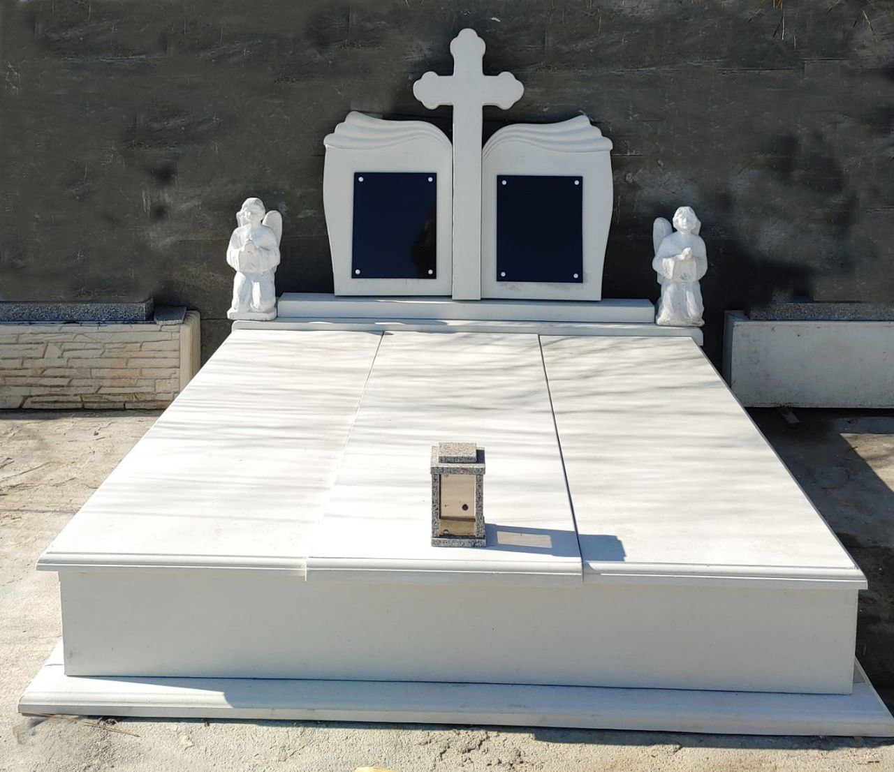 Monument alb cu îngeri